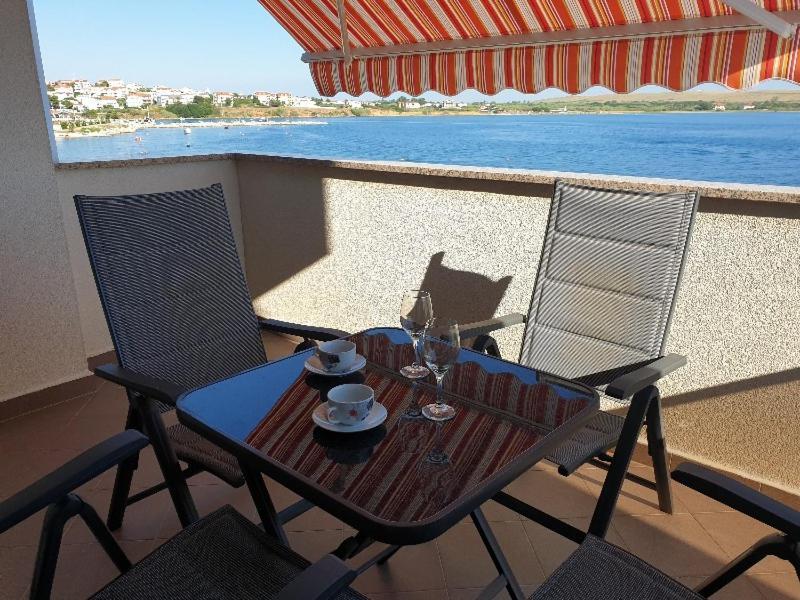 Summertime Apartmani Povljana Luaran gambar