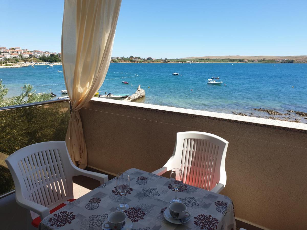 Summertime Apartmani Povljana Luaran gambar