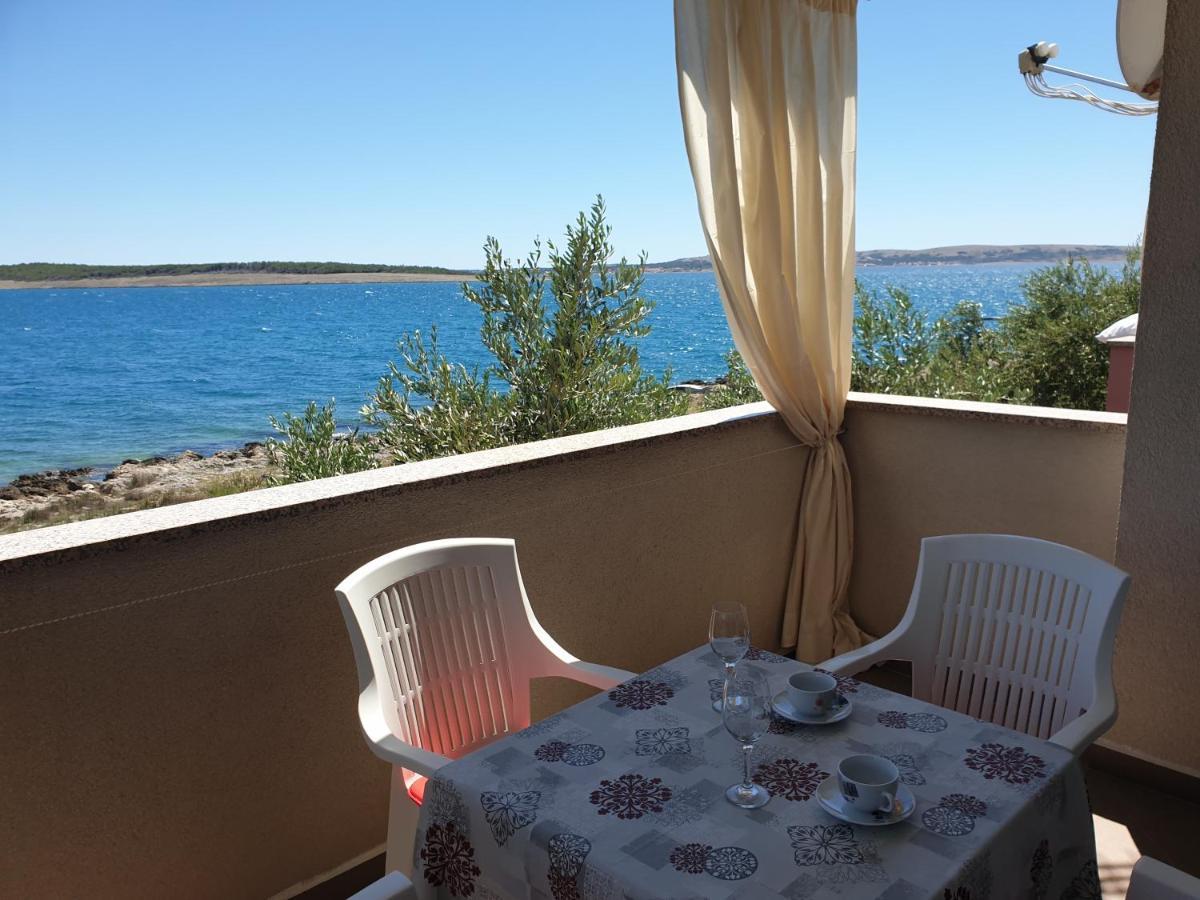 Summertime Apartmani Povljana Luaran gambar