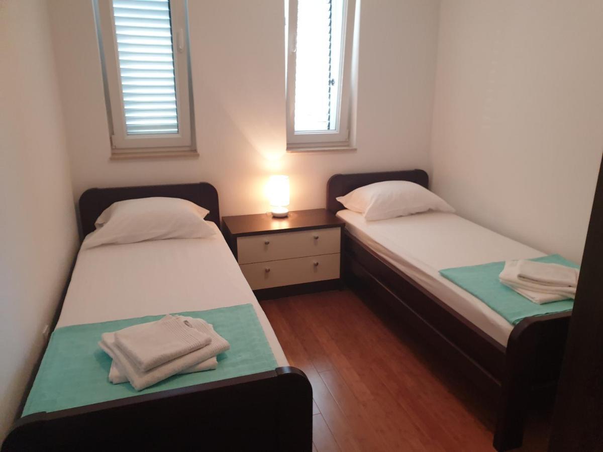 Summertime Apartmani Povljana Luaran gambar