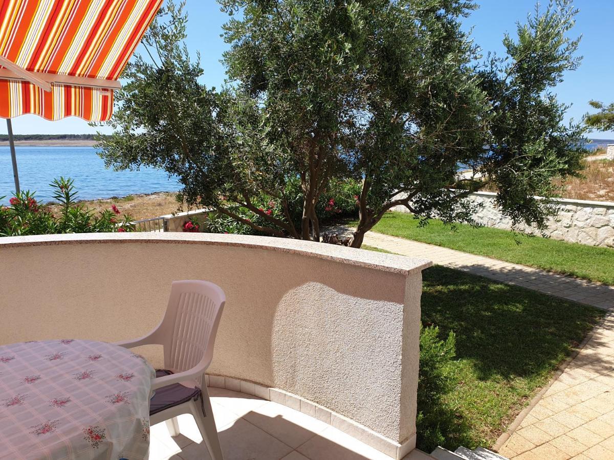 Summertime Apartmani Povljana Luaran gambar