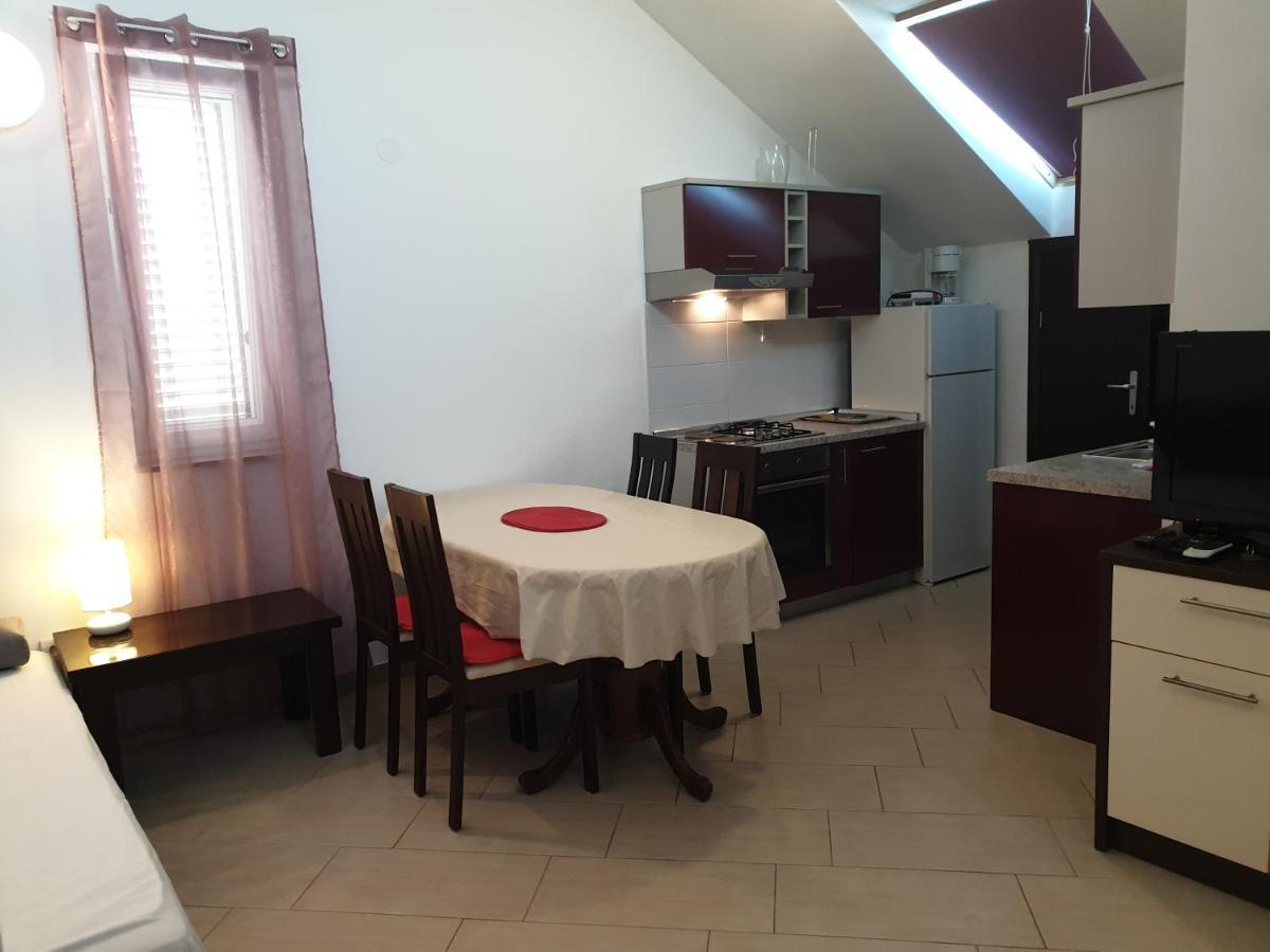 Summertime Apartmani Povljana Luaran gambar