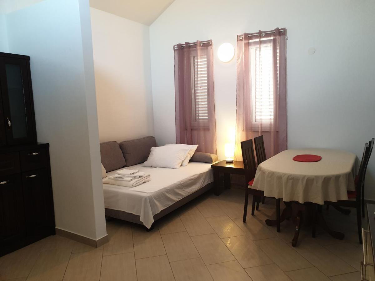Summertime Apartmani Povljana Luaran gambar