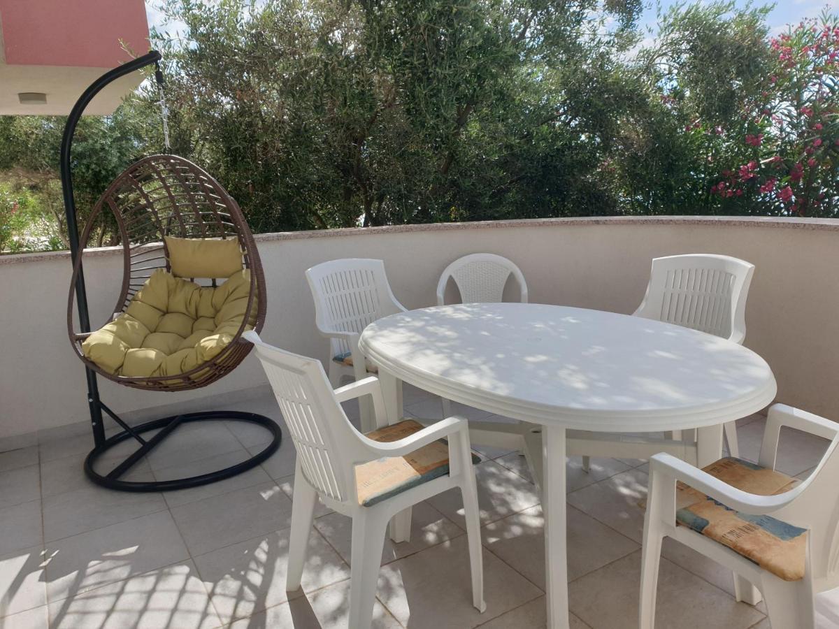 Summertime Apartmani Povljana Luaran gambar