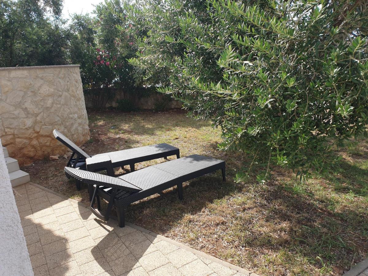 Summertime Apartmani Povljana Luaran gambar
