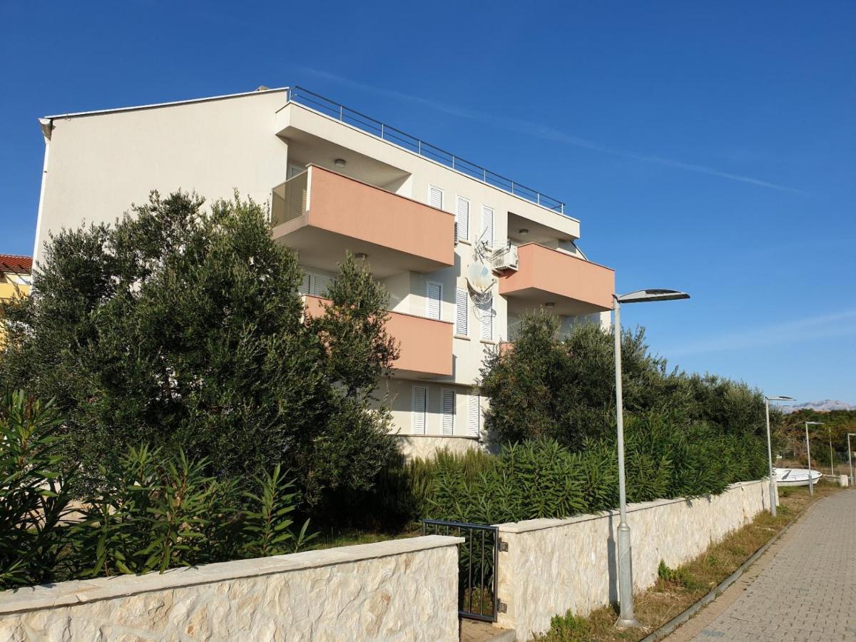Summertime Apartmani Povljana Luaran gambar