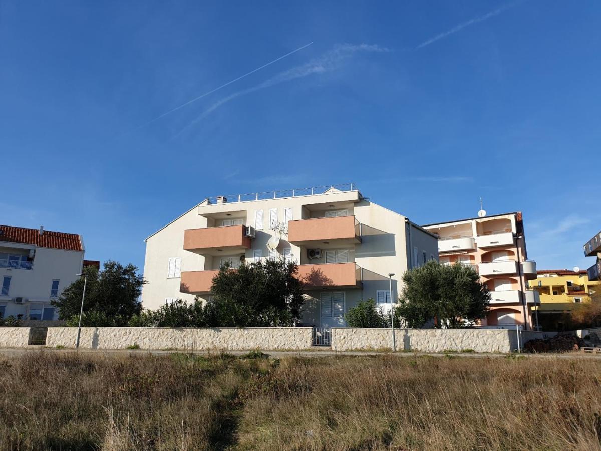 Summertime Apartmani Povljana Luaran gambar